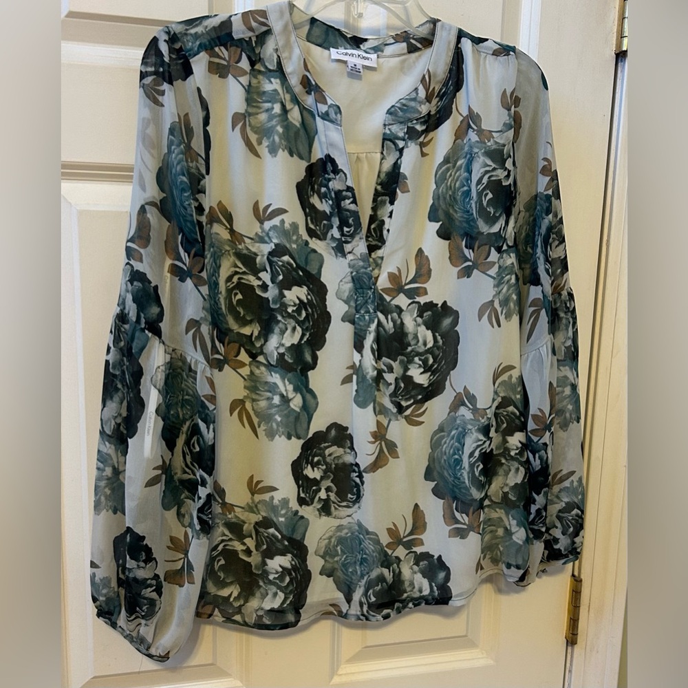 Calvin Klein Crème Colored Top with Teal Flowers and Bronze Accents. Size M